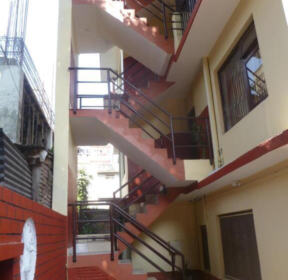 تختخواب در اتاق مشترک, Andes House