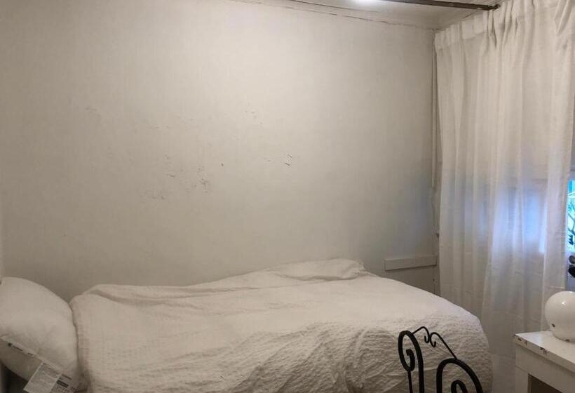 اتاق استاندارد یک نفره, Hostel Metro