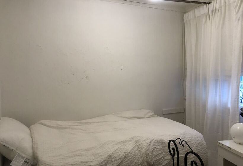 اتاق استاندارد یک نفره, Hostel Metro