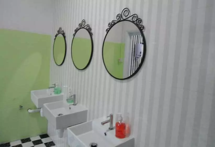تختخواب در اتاق مشترک, Traveller@sg Hostel