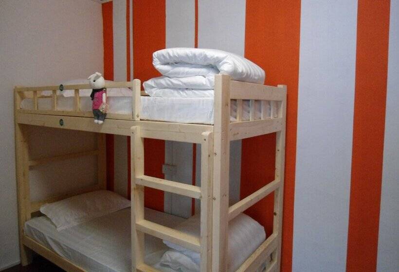 تختخواب در اتاق مشترک, Traveller@sg Hostel