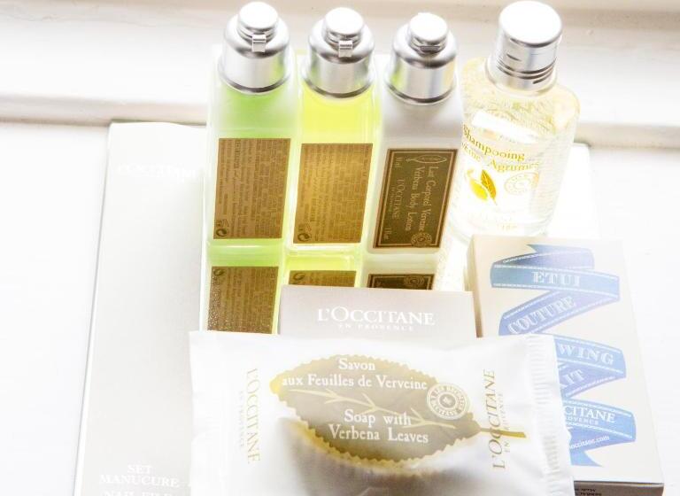 جناح مزوَّد بشرفة, Manor By The Lake