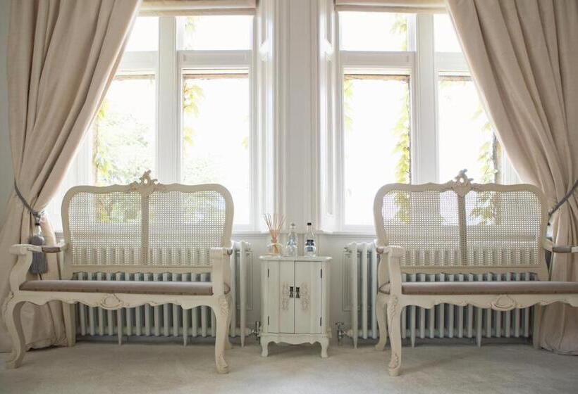 جناح مزوَّد بشرفة, Manor By The Lake