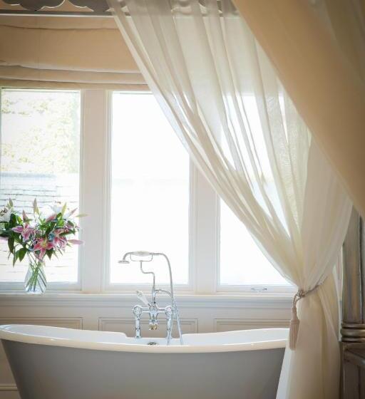 جناح مزوَّد بشرفة, Manor By The Lake