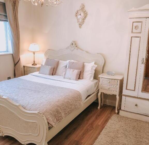 منزل غرفة نوم واحدة, Manor By The Lake