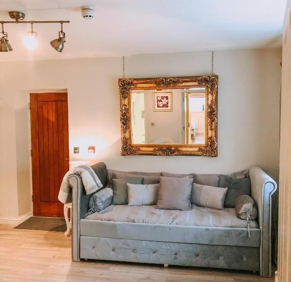 منزل غرفة نوم واحدة, Manor By The Lake