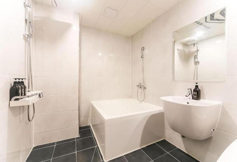 스탠다드 룸 킹사이즈 침대, Busan Station Busan View