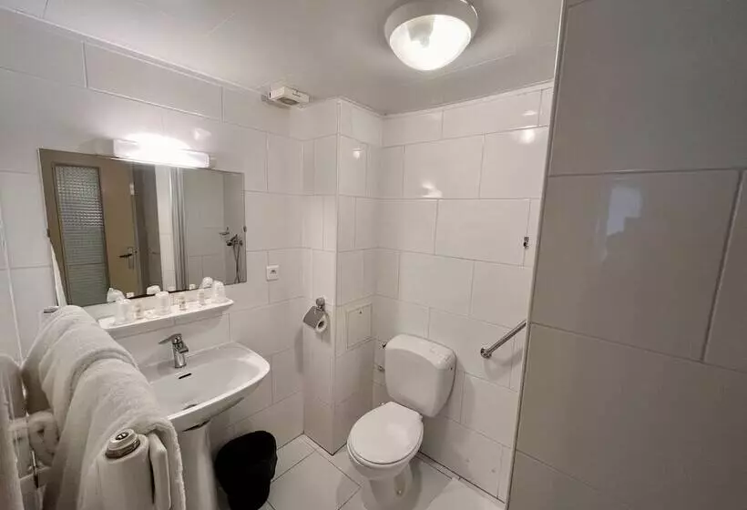 Camera Tripla Standard, Tiquetonne