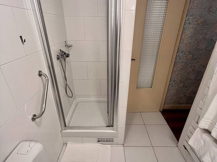 スタンダードトリプルルーム, Tiquetonne