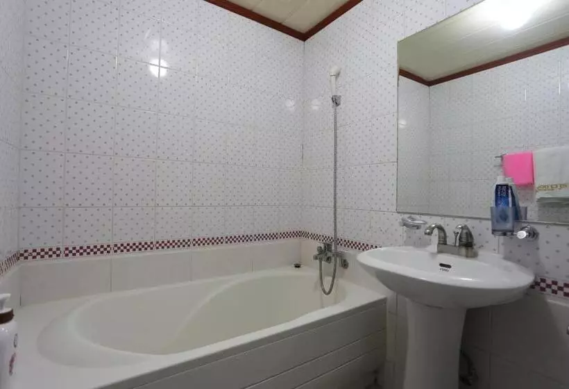 اتاق خانوادگی, Paradaise Motel