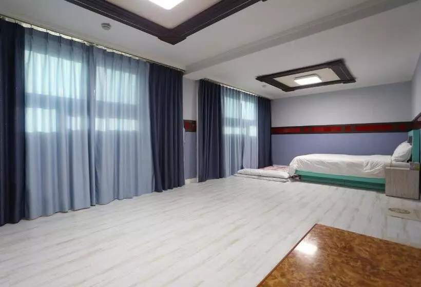 اتاق خانوادگی, Paradaise Motel