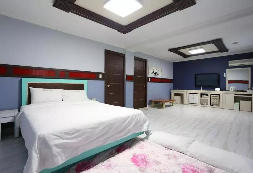 اتاق خانوادگی, Paradaise Motel