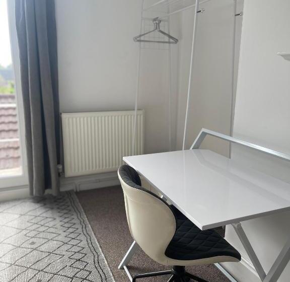 غرفة قياسية حمام مشترك, Aragon House