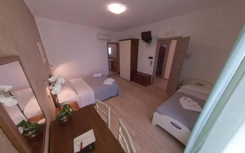 اتاق استاندارد سه نفره, Albergo Perseo