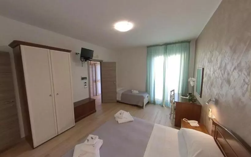 اتاق استاندارد سه نفره, Albergo Perseo