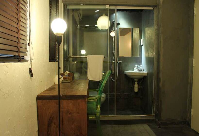 اتاق استاندارد, Just As Inn