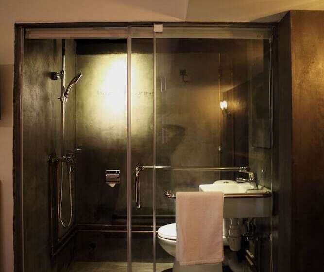 اتاق استاندارد, Just As Inn