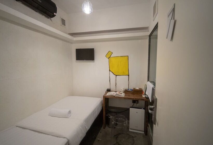 اتاق استاندارد یک نفره, Just As Inn