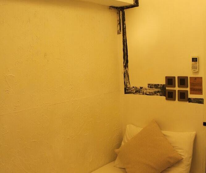 اتاق استاندارد یک نفره, Just As Inn