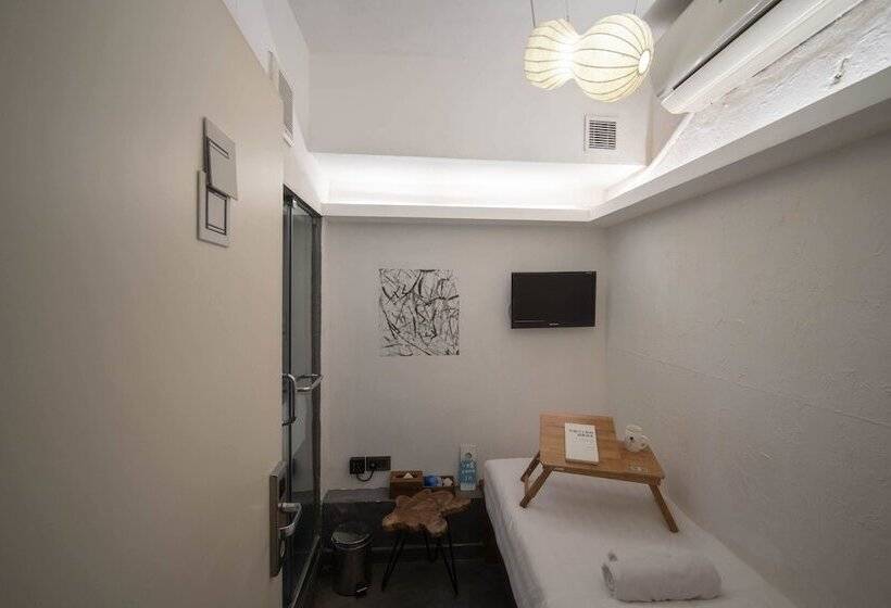 اتاق استاندارد یک نفره, Just As Inn