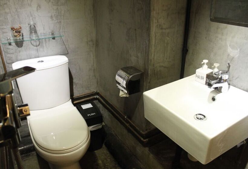 اتاق استاندارد سه نفره, Just As Inn