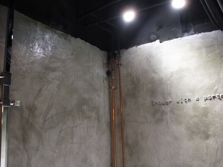 اتاق استاندارد سه نفره, Just As Inn