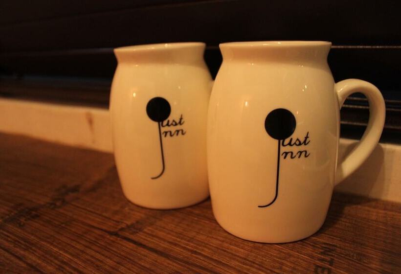 اتاق استاندارد سه نفره, Just As Inn