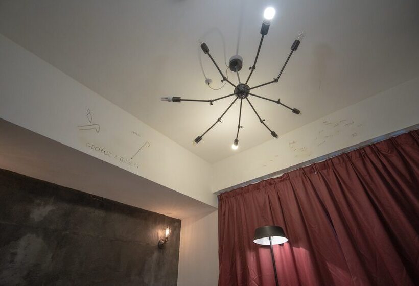 اتاق استاندارد سه نفره, Just As Inn