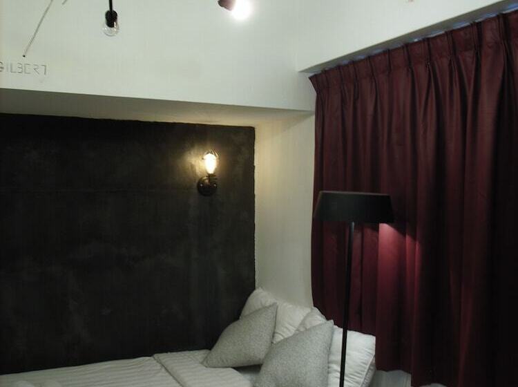 اتاق استاندارد سه نفره, Just As Inn