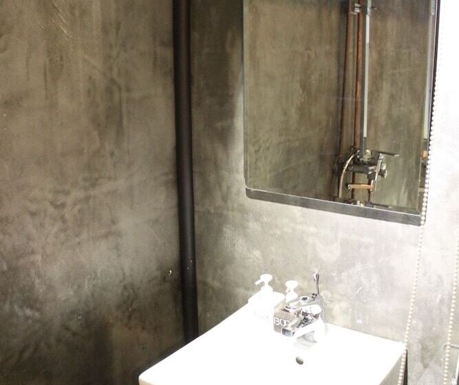 اتاق استاندارد, Just As Inn