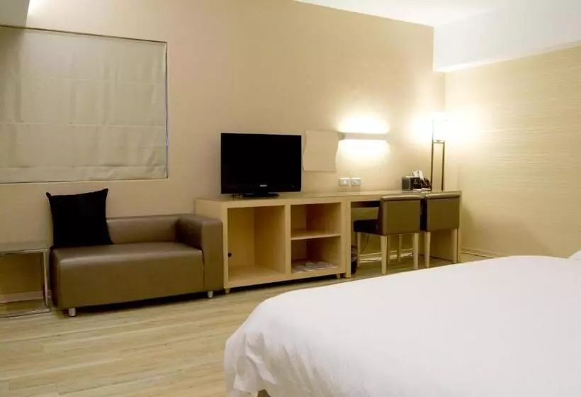 اتاق استاندارد چهار تخته, The Riverside Hotel Esthetics