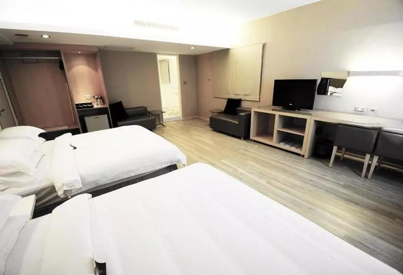 اتاق استاندارد چهار تخته, The Riverside Hotel Esthetics