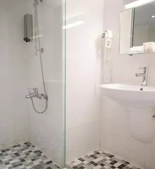 Economy Quadruple Room, The Riverside Hotel Esthetics