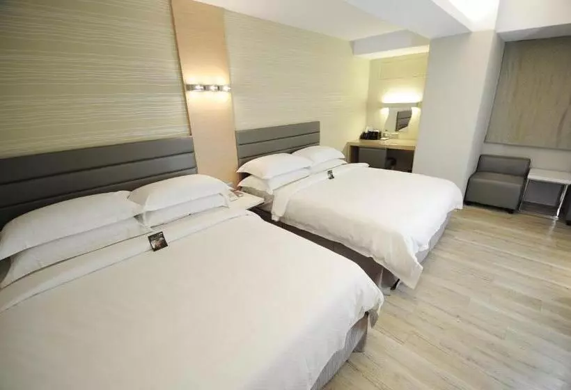 Economy Quadruple Room, The Riverside Hotel Esthetics