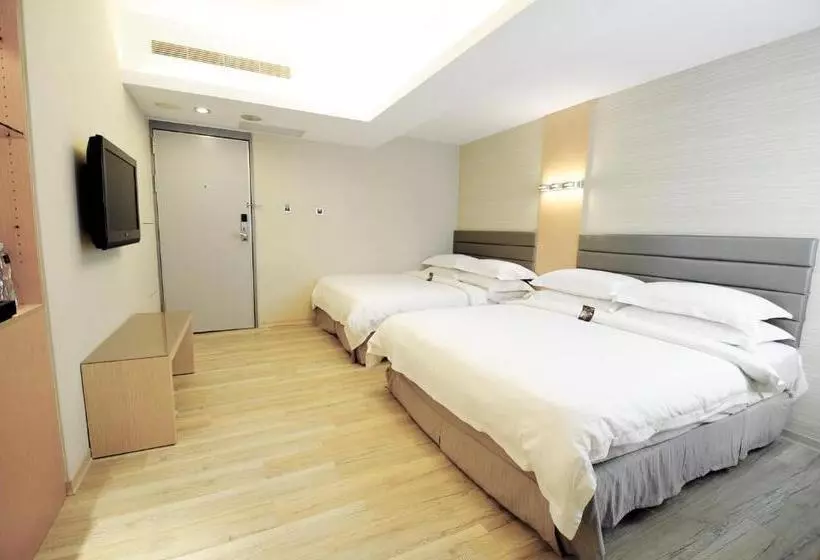 Economy Quadruple Room, The Riverside Hotel Esthetics