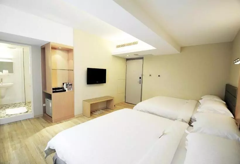 Economy Quadruple Room, The Riverside Hotel Esthetics