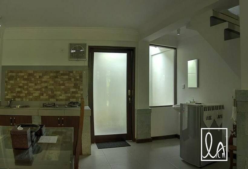 شقة غرفة واحدة, La House Apartment