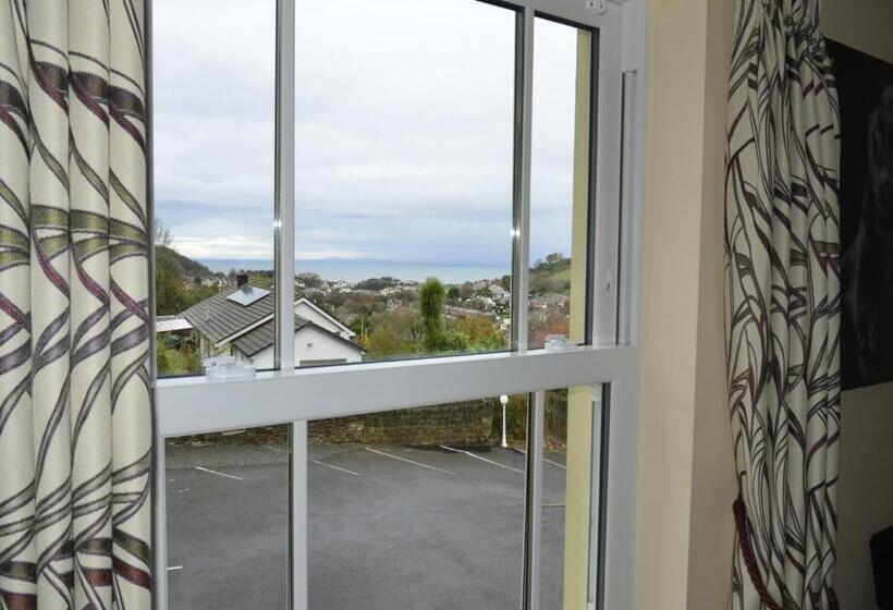 חדר סופריור לשלושה, Wildercombe House