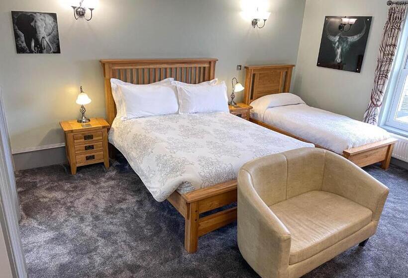 חדר סופריור לשלושה, Wildercombe House