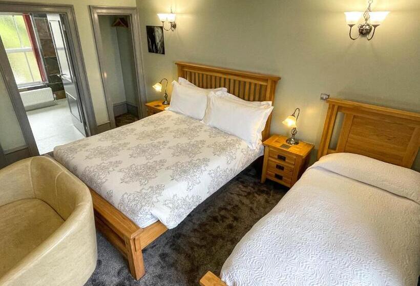 חדר סופריור לשלושה, Wildercombe House