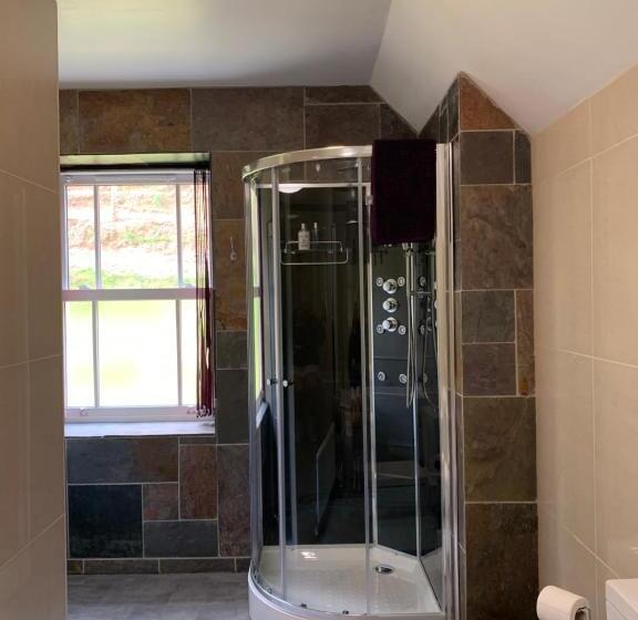 סטודיו דלוקס, Wildercombe House