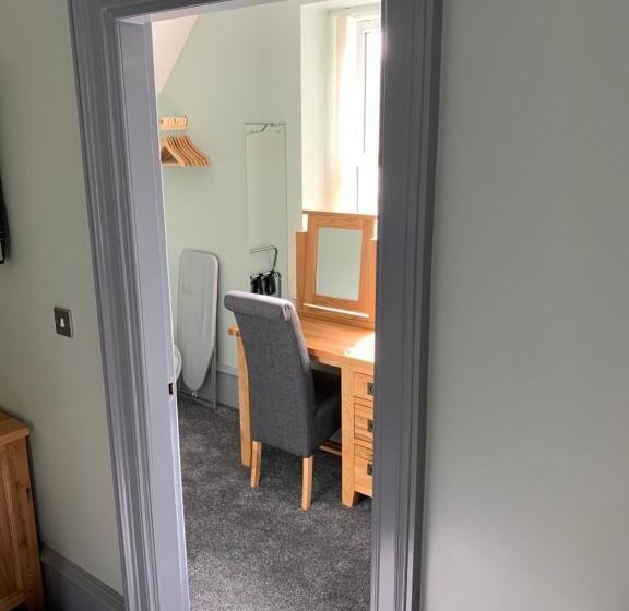 סטודיו דלוקס, Wildercombe House