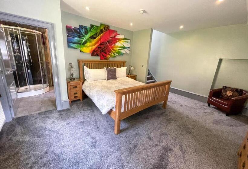 סטודיו דלוקס, Wildercombe House