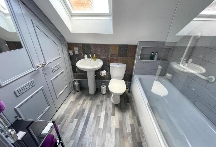 Студия Deluxe, Wildercombe House