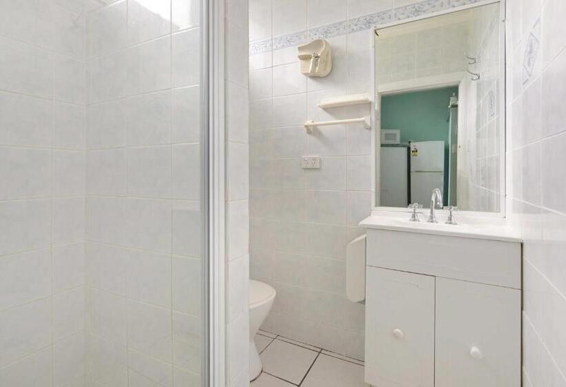 סוויטה משפחתית, The Tree Motel