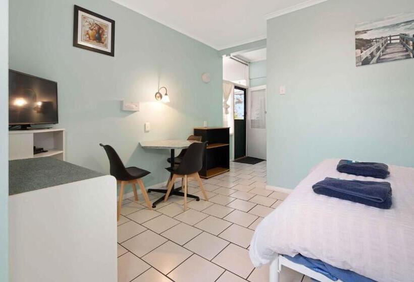 סוויטה משפחתית, The Tree Motel