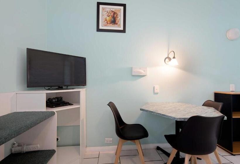 חדר סטנדרט, The Tree Motel