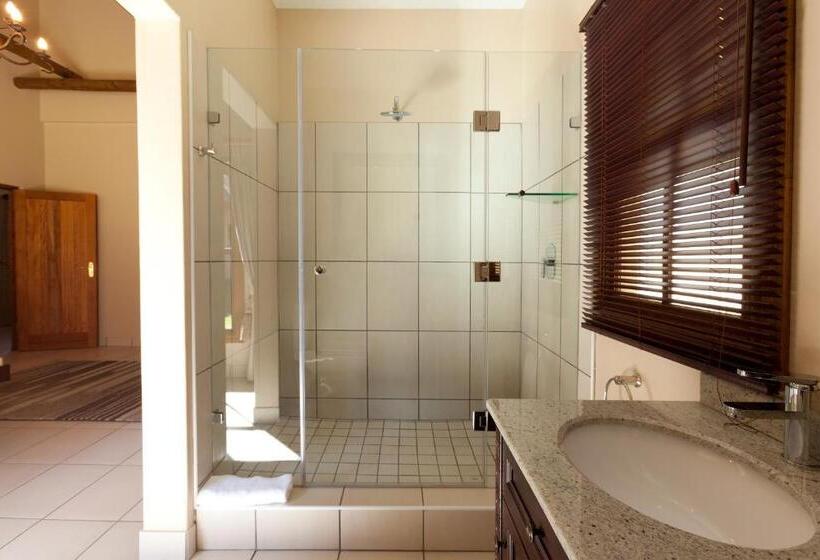 בקתת חדר, Whispering Waters