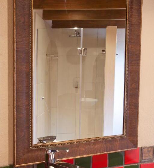 בקתת חדר, Whispering Waters