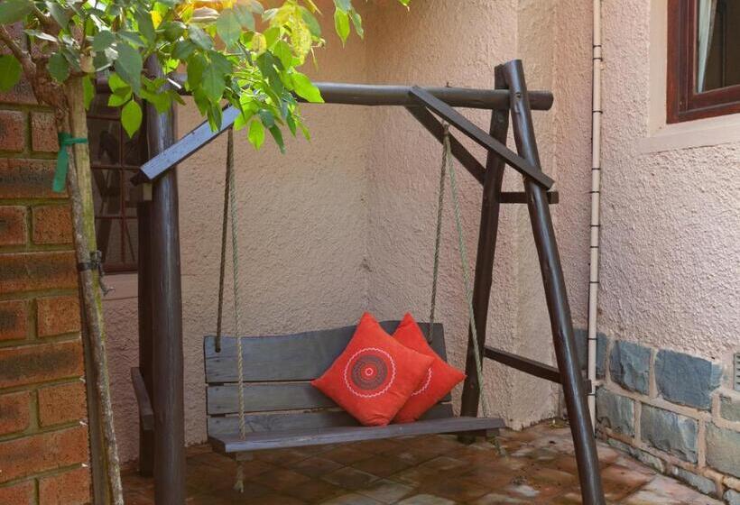 בקתת חדר, Whispering Waters